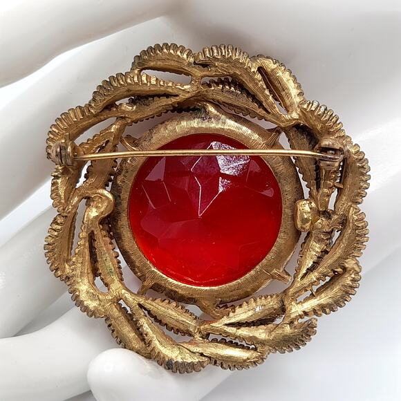 Vintage Large Red Glass Brooch, Antique Gold Tone Leaves. 1950s. 2 1/8" - Picture 4 of 8